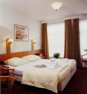 Amsterdam Hostel Uptown Экстерьер фото